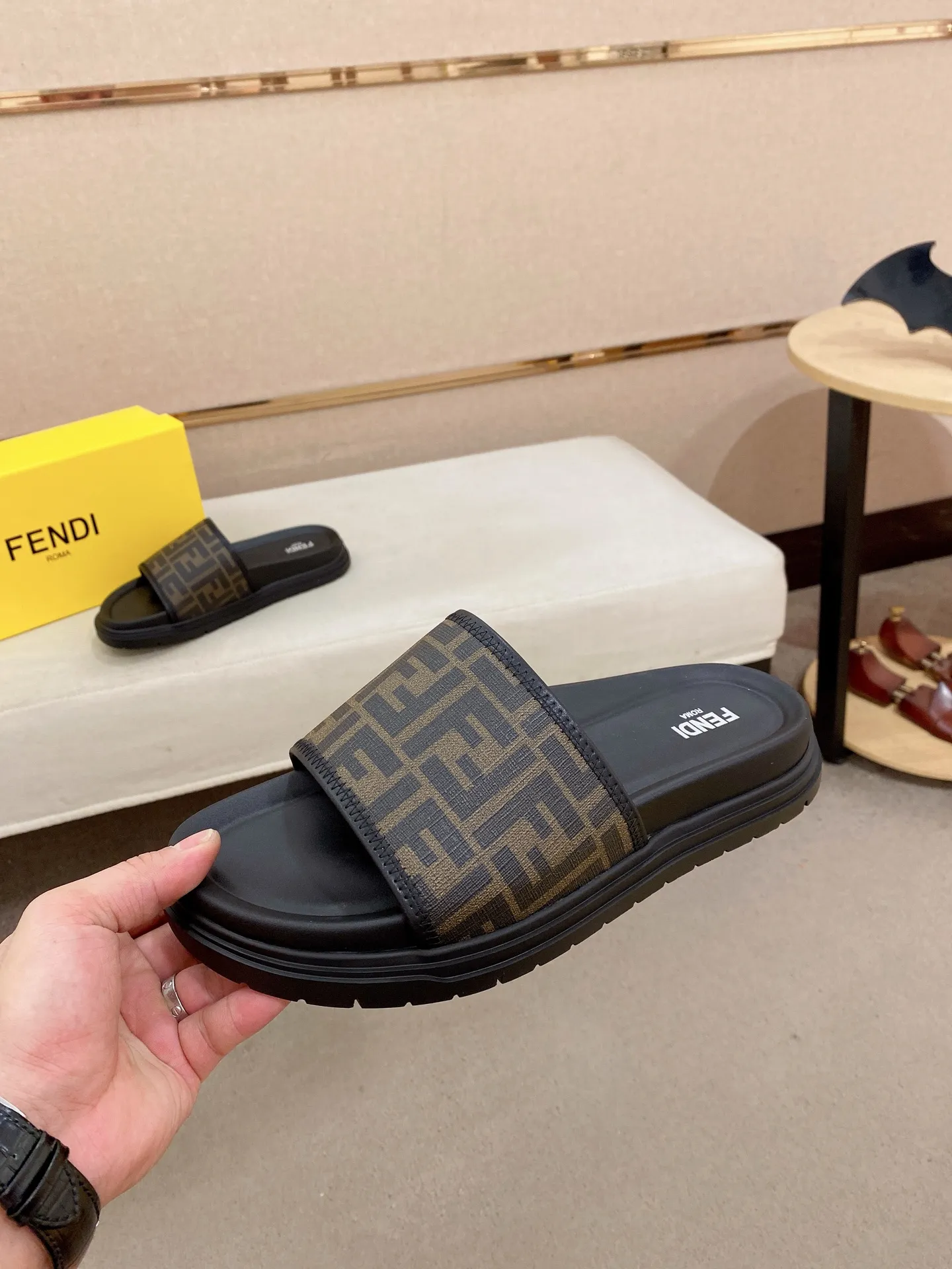 Factory price: 320💰 [Fendi Slippers] High-end brand of men's shoes, official website 1:1 latest masterpiece: original mold customization, the fabric is made of imported original materials, upgraded outsole, lighter and non-slip. The market's top quality, simple yet tasteful, a must-have for fashionistas, fashionable at your feet, full of confidence, the same style at the counter 👍The season of summer slippers is here. Code: 38-44 (45 is custom-made and cannot be returned or exchanged)